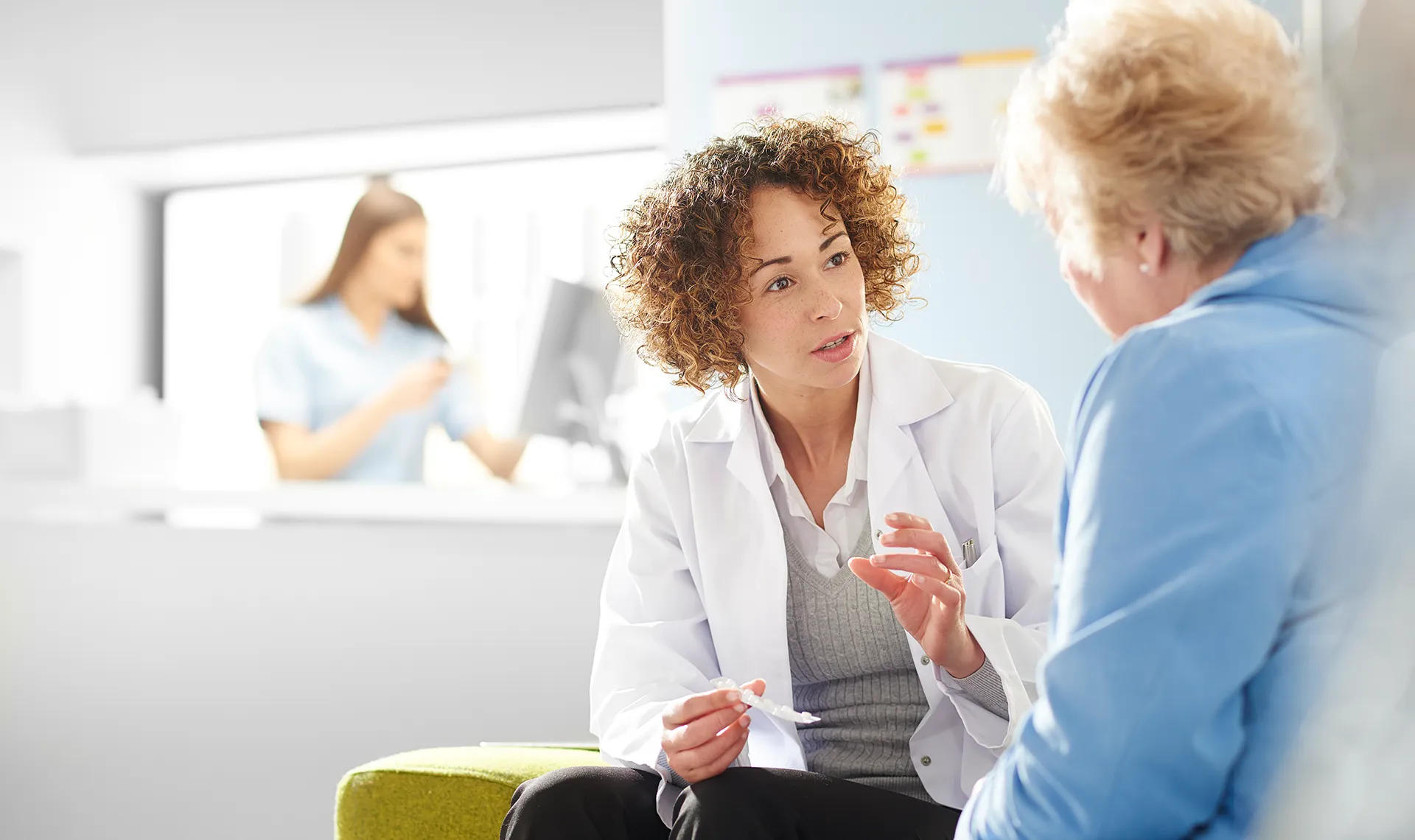 Ärztliche Betreuung im Reha-Zentrum Bad Aussee – Ärztin im Gespräch mit Patientin