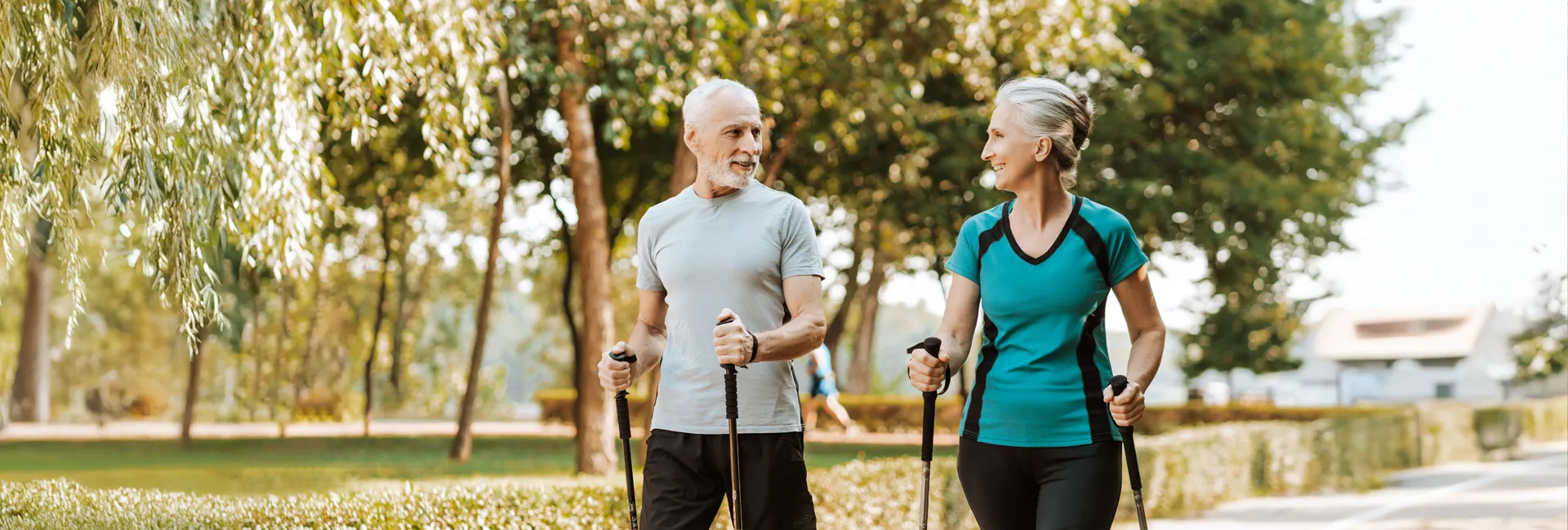 Nordic Walking Paar auf Gehweg